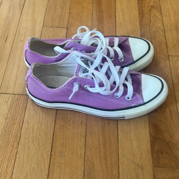 Converses - Picture 2 of 4